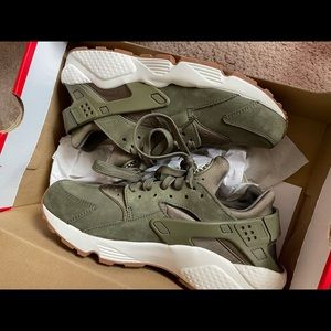 Nike Air Huarache olive